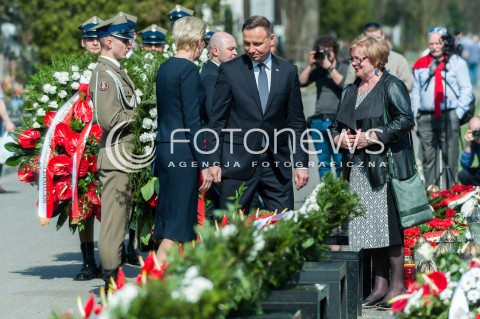  10.04.2018 WARSZWA<br />ZLOZENIE WIENCOW PRZED POMNIKIEM OFIAR KATASTROFY SMOLENSKIEJ <br />N/Z PREZYDENT RP ANDRZEJ DUDA AGATA KORNHAUSER DUDA<br /> 