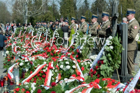  10.04.2018 WARSZWA<br />ZLOZENIE WIENCOW PRZED POMNIKIEM OFIAR KATASTROFY SMOLENSKIEJ <br />N/Z GROBY OFIAR KATASTROFY<br /> 