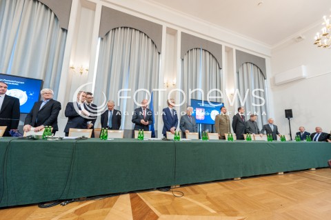  11.04.2018 WARSZAWA<br />PREZENTACJA RAPORTU TECHNICZNEGO PODKOMISJI DO PONOWNEGO ZBADANIA WYPADKU LOTNICZEGO Z DNIA 10 KWIETNIA 2010<br />N/Z KOMISJA CZLONKOWIE<br /> 