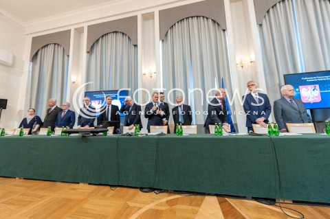  11.04.2018 WARSZAWA<br />PREZENTACJA RAPORTU TECHNICZNEGO PODKOMISJI DO PONOWNEGO ZBADANIA WYPADKU LOTNICZEGO Z DNIA 10 KWIETNIA 2010<br />N/Z KOMISJA CZLONKOWIE<br /> 