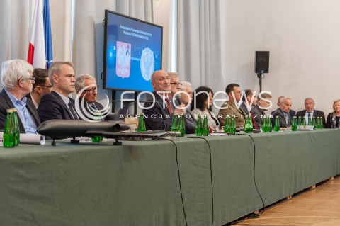 11.04.2018 WARSZAWA<br />PREZENTACJA RAPORTU TECHNICZNEGO PODKOMISJI DO PONOWNEGO ZBADANIA WYPADKU LOTNICZEGO Z DNIA 10 KWIETNIA 2010<br />N/Z KOMISJA CZLONKOWIE ANTONI MACIEREWICZ<br /> 