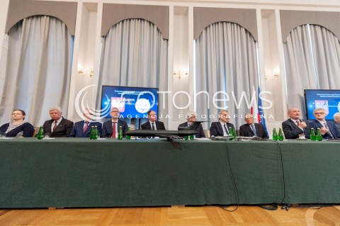  11.04.2018 WARSZAWA<br />PREZENTACJA RAPORTU TECHNICZNEGO PODKOMISJI DO PONOWNEGO ZBADANIA WYPADKU LOTNICZEGO Z DNIA 10 KWIETNIA 2010<br />N/Z KOMISJA CZLONKOWIE ANTONI MACIEREWICZ<br /> 