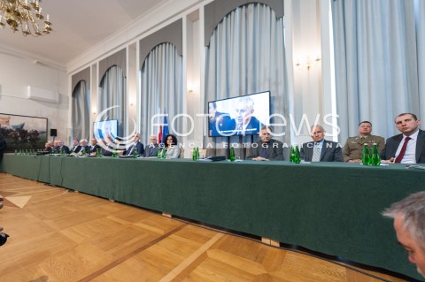  11.04.2018 WARSZAWA<br />PREZENTACJA RAPORTU TECHNICZNEGO PODKOMISJI DO PONOWNEGO ZBADANIA WYPADKU LOTNICZEGO Z DNIA 10 KWIETNIA 2010<br />N/Z CZLONKOWIE KOMISJI<br /> 