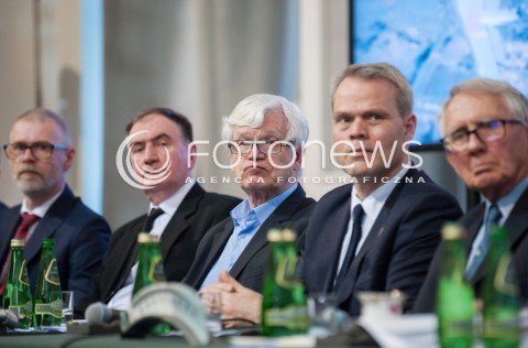  11.04.2018 WARSZAWA<br />PREZENTACJA RAPORTU TECHNICZNEGO PODKOMISJI DO PONOWNEGO ZBADANIA WYPADKU LOTNICZEGO Z DNIA 10 KWIETNIA 2010<br />N/Z PIOTR WITAKOWSKI FRANK TAYLOR GLENN JORGENSEN JACEK JABLCZYNSKI<br /> 