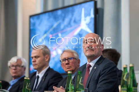  11.04.2018 WARSZAWA<br />PREZENTACJA RAPORTU TECHNICZNEGO PODKOMISJI DO PONOWNEGO ZBADANIA WYPADKU LOTNICZEGO Z DNIA 10 KWIETNIA 2010<br />N/Z ANTONI MACIEREWICZ FRANK TAYLOR GLENN JORGENSEN<br /> 