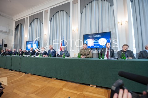  11.04.2018 WARSZAWA<br />PREZENTACJA RAPORTU TECHNICZNEGO PODKOMISJI DO PONOWNEGO ZBADANIA WYPADKU LOTNICZEGO Z DNIA 10 KWIETNIA 2010<br />N/Z CZLONKOWIE KOMISJI ANTONI MACIEREWICZ FRANK TAYLOR GLENN JORGENSEN KAZIMIERZ NOWACZYK<br /> 