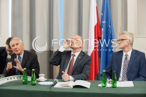  11.04.2018 WARSZAWA<br />PREZENTACJA RAPORTU TECHNICZNEGO PODKOMISJI DO PONOWNEGO ZBADANIA WYPADKU LOTNICZEGO Z DNIA 10 KWIETNIA 2010<br />N/Z ANTONI MACIEREWICZ FRANK TAYLOR KAZIMIERZ NOWACZYK<br /> 