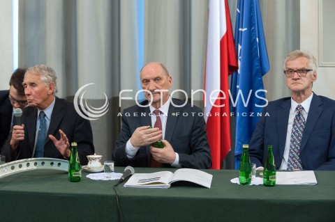  11.04.2018 WARSZAWA<br />PREZENTACJA RAPORTU TECHNICZNEGO PODKOMISJI DO PONOWNEGO ZBADANIA WYPADKU LOTNICZEGO Z DNIA 10 KWIETNIA 2010<br />N/Z ANTONI MACIEREWICZ FRANK TAYLOR KAZIMIERZ NOWACZYK<br /> 