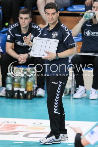  11.04.2018 RZESZOW <br />SIATKOWKA LIGA SIATKOWKI KOBIET LSK 2017/2018 WOMEN VOLLEYBALL POLAND POLISH LEAGUE <br />MECZ DEVELOPRES SKYRES RZESZOW - ENEA PTPS PILA <br />N/Z LORENZO MICELLI - I TRENER ( HEAD COACH ) SYLWETKA <br /> 