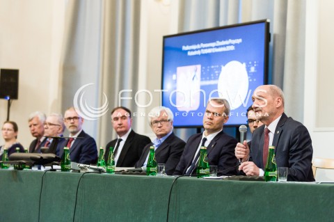  11.04.2018 WARSZAWA<br />PREZENTACJA RAPORTU TECHNICZNEGO PODKOMISJI DO PONOWNEGO ZBADANIA WYPADKU LOTNICZEGO Z DNIA 10 KWIETNIA 2010<br />N/Z ANTONI MACIEREWICZ<br /> 