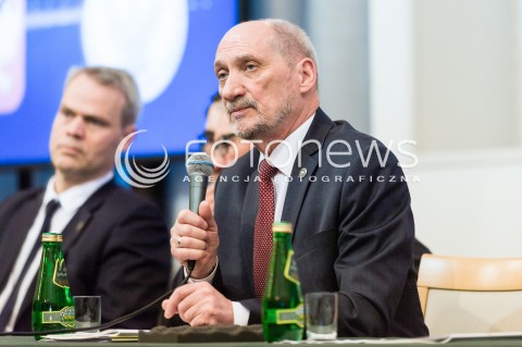 Prezentacja raportu technicznego podkomisji Antoniego Macierewicza w Warszawie