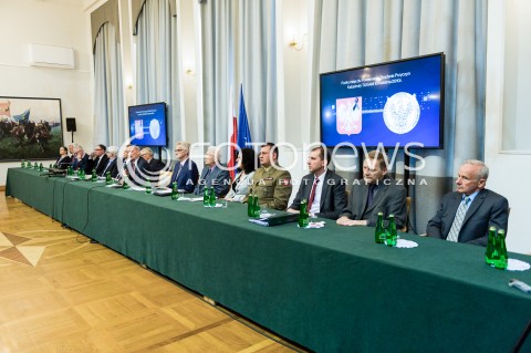  11.04.2018 WARSZAWA<br />PREZENTACJA RAPORTU TECHNICZNEGO PODKOMISJI DO PONOWNEGO ZBADANIA WYPADKU LOTNICZEGO Z DNIA 10 KWIETNIA 2010<br />N/Z ANTONI MACIEREWICZ CZLONKOWIE KOMISJI<br /> 