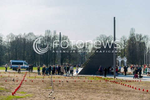  11.04.2018 WARSZAWA PLAC PILSUDSKIEGO<br />POMNIK OFIAR KATASTROFY SMOLENSKIEJ NA PLACU PILSUDSKIEGO<br />N/Z POMNIK OFIAR KATASTROFY SMOLENSKIEJ WARSZAWIACY<br /> 