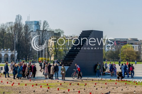  11.04.2018 WARSZAWA PLAC PILSUDSKIEGO<br />POMNIK OFIAR KATASTROFY SMOLENSKIEJ NA PLACU PILSUDSKIEGO<br />N/Z POMNIK OFIAR KATASTROFY SMOLENSKIEJ WARSZAWIACY<br /> 
