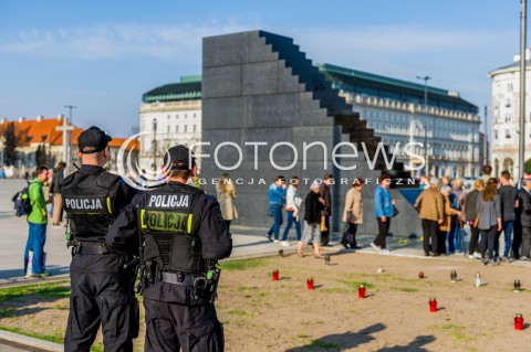Pomnik Ofiar Tragedii Smoleńskiej na Placu Piłsudskiego w Warszawie