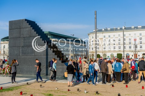  11.04.2018 WARSZAWA PLAC PILSUDSKIEGO<br />POMNIK OFIAR KATASTROFY SMOLENSKIEJ NA PLACU PILSUDSKIEGO<br />N/Z POMNIK OFIAR KATASTROFY SMOLENSKIEJ WARSZAWIACY<br /> 