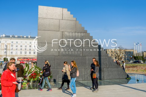  11.04.2018 WARSZAWA PLAC PILSUDSKIEGO<br />POMNIK OFIAR KATASTROFY SMOLENSKIEJ NA PLACU PILSUDSKIEGO<br />N/Z POMNIK OFIAR KATASTROFY SMOLENSKIEJ WARSZAWIACY<br /> 
