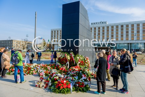  11.04.2018 WARSZAWA PLAC PILSUDSKIEGO<br />POMNIK OFIAR KATASTROFY SMOLENSKIEJ NA PLACU PILSUDSKIEGO<br />N/Z POMNIK OFIAR KATASTROFY SMOLENSKIEJ WARSZAWIACY<br /> 
