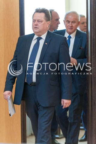  12.04.2018 WARSZAWA<br />POSIEDZENIE KOMITETU STERUJACEGO KRAJOWEGO PROGRAMU OCHRONY POWIETRZA<br />N/Z JAROSLAW ZIELINSKI KRZYSZTOF TCHORZEWSKI<br /> 