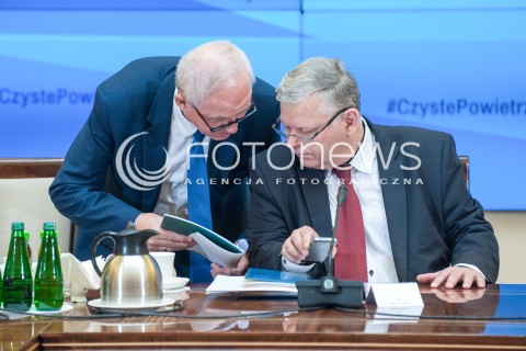  12.04.2018 WARSZAWA<br />POSIEDZENIE KOMITETU STERUJACEGO KRAJOWEGO PROGRAMU OCHRONY POWIETRZA<br />N/Z MAREK SUSKI KRZYSZTOF TCHORZEWSKI<br /> 