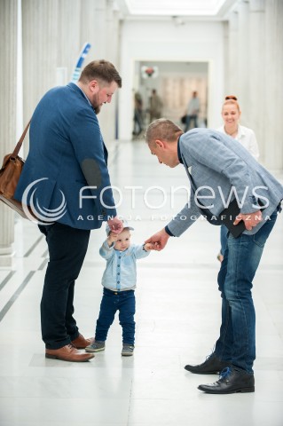  !!! BRAK ZGODY NA PUBLIKACJE WIZERUNKU !!! <br />13.04.2018 WARSZAWA SEJM<br />POSIEDZENIE SEJMU<br />N/Z BARTOSZ ARLUKOWICZ PIOTR APEL Z SYNEM SYN DZIECKO<br /> 