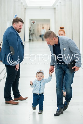  !!! BRAK ZGODY NA PUBLIKACJE WIZERUNKU !!! <br />13.04.2018 WARSZAWA SEJM<br />POSIEDZENIE SEJMU<br />N/Z BARTOSZ ARLUKOWICZ PIOTR APEL Z SYNEM SYN DZIECKO<br /> 