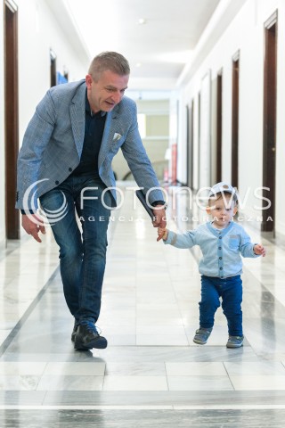  !!! BRAK ZGODY NA PUBLIKACJE WIZERUNKU !!! <br />13.04.2018 WARSZAWA SEJM<br />POSIEDZENIE SEJMU<br />N/Z BARTOSZ ARLUKOWICZ Z SYNEM PIOTRA APEL<br /> 