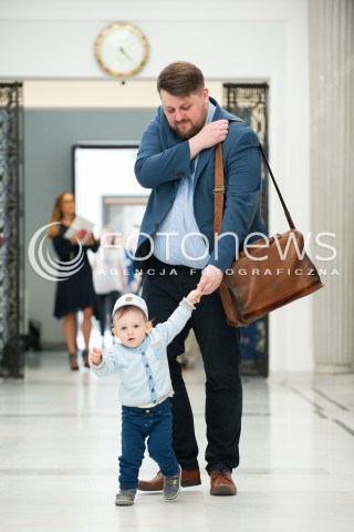  !!! BRAK ZGODY NA PUBLIKACJE WIZERUNKU !!! <br />13.04.2018 WARSZAWA SEJM<br />POSIEDZENIE SEJMU<br />N/Z PIOTR APEL Z SYNEM SYN DZIECKO<br /> 