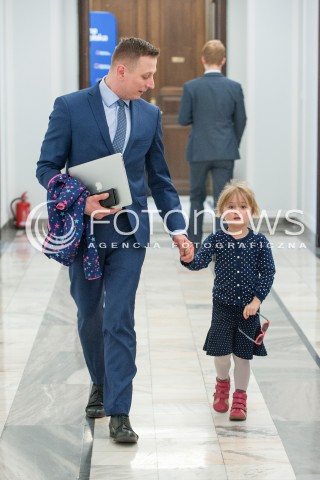  !!! BRAK ZGODY NA PUBLIKACJE WIZERUNKU !!! <br />13.04.2018 WARSZAWA SEJM<br />POSIEDZENIE SEJMU<br />N/Z KRZYSZTOF BREJZA Z CORKA DZIECKO<br /> 