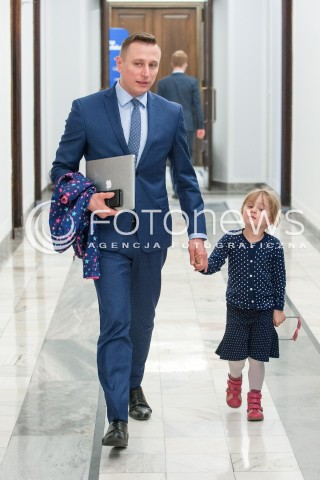  !!! BRAK ZGODY NA PUBLIKACJE WIZERUNKU !!! <br />13.04.2018 WARSZAWA SEJM<br />POSIEDZENIE SEJMU<br />N/Z KRZYSZTOF BREJZA Z CORKA DZIECKO<br /> 