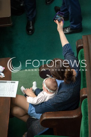  !!! BRAK ZGODY NA PUBLIKACJE WIZERUNKU !!! <br />13.04.2018 WARSZAWA SEJM<br />POSIEDZENIE SEJMU<br />N/Z KORNELIA WROBLEWSKA Z CORKA DZIECKO DZIECKIEM<br /> 