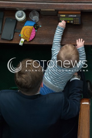  !!! BRAK ZGODY NA PUBLIKACJE WIZERUNKU !!! 13.04.2018 WARSZAWA SEJM<br />POSIEDZENIE SEJMU<br />N/Z ROBERT WINNICKI Z DZIECKIEM DZIECKO GLOSOWANIE<br /> 