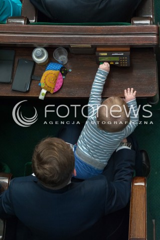  !!! BRAK ZGODY NA PUBLIKACJE WIZERUNKU !!! 13.04.2018 WARSZAWA SEJM<br />POSIEDZENIE SEJMU<br />N/Z ROBERT WINNICKI Z DZIECKIEM DZIECKO GLOSOWANIE<br /> 