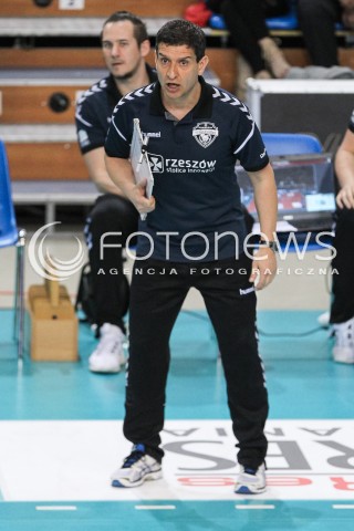  16.04.2018 RZESZOW <br />SIATKOWKA LIGA SIATKOWKI KOBIET LSK 2017/2018 WOMEN VOLLEYBALL POLAND POLISH LEAGUE <br />FAZA PLAYOFF - POLFINAL - 1. MECZ<br />MECZ DEVELOPRES SKYRES RZESZOW - LKS COMMERCECON LODZ <br />N/Z LORENZO MICELLI - I TRENER ( HEAD COACH ) SYLWETKA <br /> 