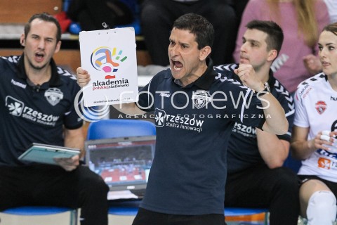  16.04.2018 RZESZOW <br />SIATKOWKA LIGA SIATKOWKI KOBIET LSK 2017/2018 WOMEN VOLLEYBALL POLAND POLISH LEAGUE <br />FAZA PLAYOFF - POLFINAL - 1. MECZ<br />MECZ DEVELOPRES SKYRES RZESZOW - LKS COMMERCECON LODZ <br />N/Z LORENZO MICELLI - I TRENER ( HEAD COACH ) SYLWETKA RADOSC EMOCJE <br /> 