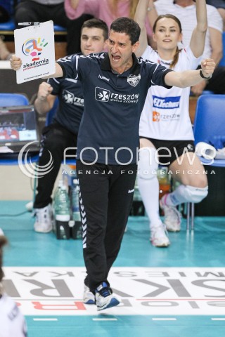  16.04.2018 RZESZOW <br />SIATKOWKA LIGA SIATKOWKI KOBIET LSK 2017/2018 WOMEN VOLLEYBALL POLAND POLISH LEAGUE <br />FAZA PLAYOFF - POLFINAL - 1. MECZ<br />MECZ DEVELOPRES SKYRES RZESZOW - LKS COMMERCECON LODZ <br />N/Z LORENZO MICELLI - I TRENER ( HEAD COACH ) SYLWETKA RADOSC EMOCJE <br /> 