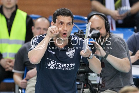  16.04.2018 RZESZOW <br />SIATKOWKA LIGA SIATKOWKI KOBIET LSK 2017/2018 WOMEN VOLLEYBALL POLAND POLISH LEAGUE <br />FAZA PLAYOFF - POLFINAL - 1. MECZ<br />MECZ DEVELOPRES SKYRES RZESZOW - LKS COMMERCECON LODZ <br />N/Z LORENZO MICELLI - I TRENER ( HEAD COACH ) SYLWETKA <br /> 