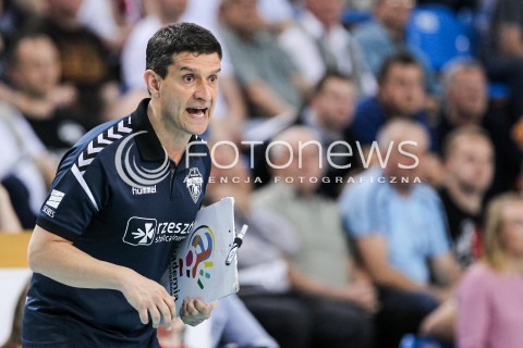  16.04.2018 RZESZOW <br />SIATKOWKA LIGA SIATKOWKI KOBIET LSK 2017/2018 WOMEN VOLLEYBALL POLAND POLISH LEAGUE <br />FAZA PLAYOFF - POLFINAL - 1. MECZ<br />MECZ DEVELOPRES SKYRES RZESZOW - LKS COMMERCECON LODZ <br />N/Z LORENZO MICELLI - I TRENER ( HEAD COACH ) SYLWETKA <br /> 