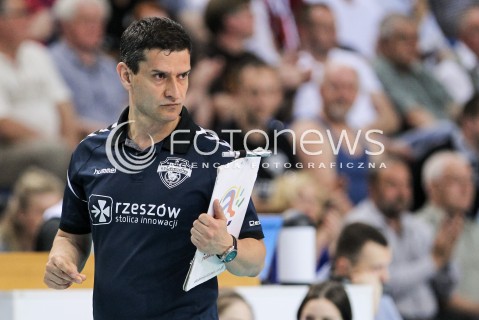  16.04.2018 RZESZOW <br />SIATKOWKA LIGA SIATKOWKI KOBIET LSK 2017/2018 WOMEN VOLLEYBALL POLAND POLISH LEAGUE <br />FAZA PLAYOFF - POLFINAL - 1. MECZ<br />MECZ DEVELOPRES SKYRES RZESZOW - LKS COMMERCECON LODZ <br />N/Z LORENZO MICELLI - I TRENER ( HEAD COACH ) SYLWETKA <br /> 