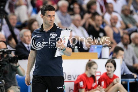  16.04.2018 RZESZOW <br />SIATKOWKA LIGA SIATKOWKI KOBIET LSK 2017/2018 WOMEN VOLLEYBALL POLAND POLISH LEAGUE <br />FAZA PLAYOFF - POLFINAL - 1. MECZ<br />MECZ DEVELOPRES SKYRES RZESZOW - LKS COMMERCECON LODZ <br />N/Z LORENZO MICELLI - I TRENER ( HEAD COACH ) SYLWETKA <br /> 