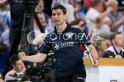  16.04.2018 RZESZOW <br />SIATKOWKA LIGA SIATKOWKI KOBIET LSK 2017/2018 WOMEN VOLLEYBALL POLAND POLISH LEAGUE <br />FAZA PLAYOFF - POLFINAL - 1. MECZ<br />MECZ DEVELOPRES SKYRES RZESZOW - LKS COMMERCECON LODZ <br />N/Z LORENZO MICELLI - I TRENER ( HEAD COACH ) SYLWETKA RADOSC EMOCJE <br /> 