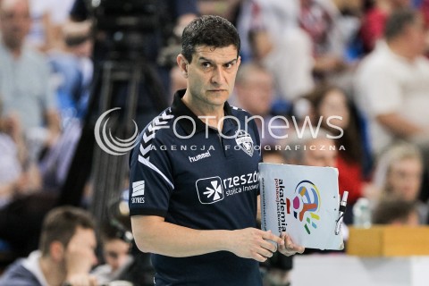  16.04.2018 RZESZOW <br />SIATKOWKA LIGA SIATKOWKI KOBIET LSK 2017/2018 WOMEN VOLLEYBALL POLAND POLISH LEAGUE <br />FAZA PLAYOFF - POLFINAL - 1. MECZ<br />MECZ DEVELOPRES SKYRES RZESZOW - LKS COMMERCECON LODZ <br />N/Z LORENZO MICELLI - I TRENER ( HEAD COACH ) SYLWETKA <br /> 