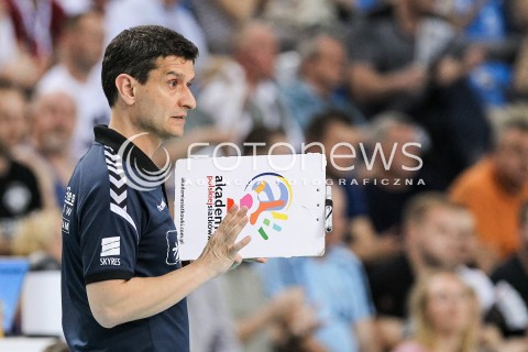  16.04.2018 RZESZOW <br />SIATKOWKA LIGA SIATKOWKI KOBIET LSK 2017/2018 WOMEN VOLLEYBALL POLAND POLISH LEAGUE <br />FAZA PLAYOFF - POLFINAL - 1. MECZ<br />MECZ DEVELOPRES SKYRES RZESZOW - LKS COMMERCECON LODZ <br />N/Z LORENZO MICELLI - I TRENER ( HEAD COACH ) SYLWETKA <br /> 
