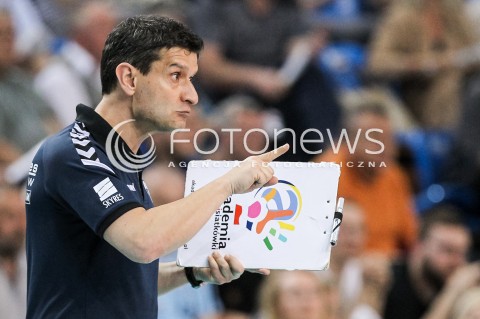  16.04.2018 RZESZOW <br />SIATKOWKA LIGA SIATKOWKI KOBIET LSK 2017/2018 WOMEN VOLLEYBALL POLAND POLISH LEAGUE <br />FAZA PLAYOFF - POLFINAL - 1. MECZ<br />MECZ DEVELOPRES SKYRES RZESZOW - LKS COMMERCECON LODZ <br />N/Z LORENZO MICELLI - I TRENER ( HEAD COACH ) SYLWETKA <br /> 