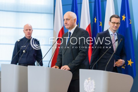  17.04.2018 WARSZAWA <br />KONFERENCJA PREMIERA MATEUSZA MORAWIECKIEGO I MINISTRA JOACHIMA BRUDZINSKIEGO <br />N/Z KOMENDANT GLOWNY POLICJI JAROSLAW SZYMCZYK JOACHIM BRUDZINSKI PREMIER MATEUSZ MORAWIECKI <br /> 