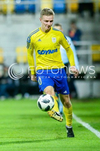  17.04.2018 GDYNIA <br />PILKA NOZNA - PUCHAR POLSKI PZPN<br />POLFINAL MECZ DRUGI<br />MECZ ARKA GDYNIA - KORONA KIELCE<br />N/Z MATEUSZ SZWOCH SYLWETKA<br /> 