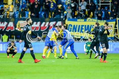  17.04.2018 GDYNIA <br />PILKA NOZNA - PUCHAR POLSKI PZPN<br />POLFINAL MECZ DRUGI<br />MECZ ARKA GDYNIA - KORONA KIELCE<br />N/Z ARKA GDYNIA RADOSC ZWYCIESTWO FINAL  GRZEGORZ PIESIO MARCUS DA SILVA KRZYSZTOF SOBIERAJ<br /> 