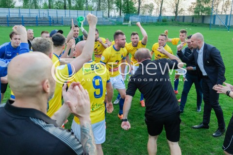  21.04.2018 JAROSLAW <br />PILKA NOZNA III LIGA 2017/2018 GRUPA IV <br />MECZ JKS 1909 JAROSLAW - MOTOR LUBLIN <br />N/Z RADOSC PILKARZY MOTORU LUBLIN PO ZWYCIESTWIE MARCIN BURKHARDT PIOTR ZASADA<br /> 
