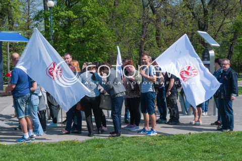  21.04.2018 WARSZAWA <br />OGOLNOPOLSKA MANIFESTACJA NAUCZYCIELI I PRACOWNIKOW OSWIATY POD MINISTERSTWEM EDUKACJI NARODOWEJ <br />N/Z PROTESTUJACY NAUCZYCIELE <br /> 