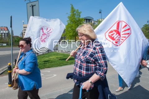  21.04.2018 WARSZAWA <br />OGOLNOPOLSKA MANIFESTACJA NAUCZYCIELI I PRACOWNIKOW OSWIATY POD MINISTERSTWEM EDUKACJI NARODOWEJ <br />N/Z PROTESTUJACY NAUCZYCIELE <br /> 
